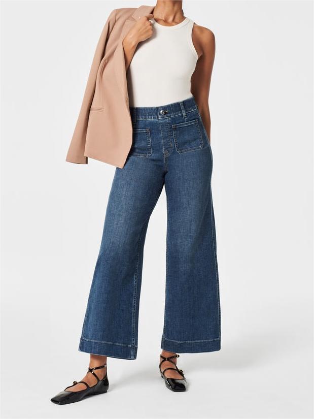 Jeans mit weitem Bein und Bauchfalten