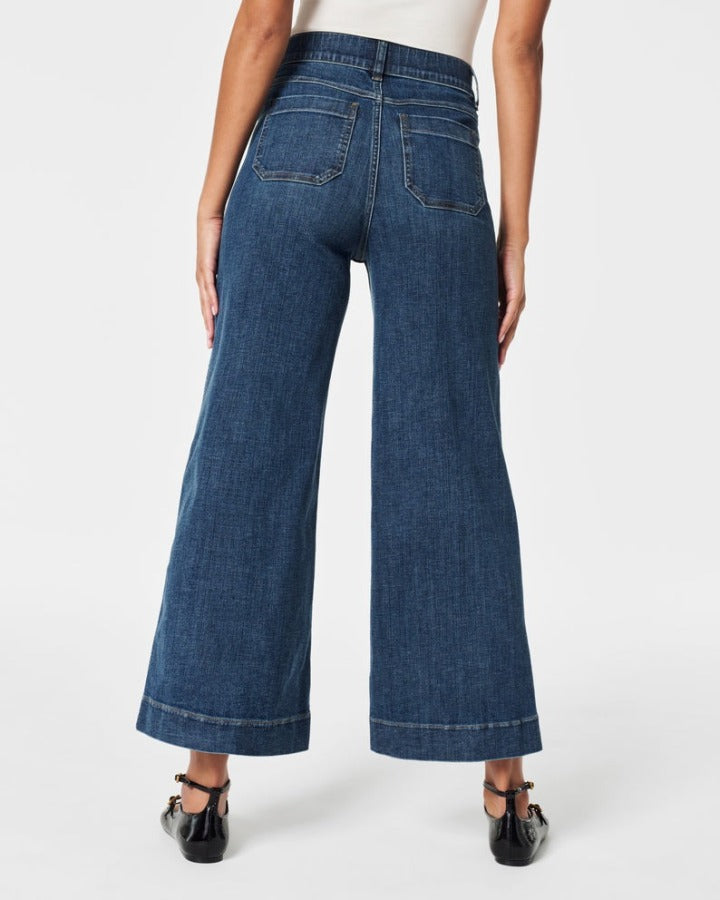 Jeans mit weitem Bein und Bauchfalten