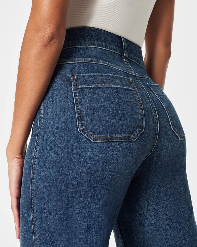 Jeans mit weitem Bein und Bauchfalten