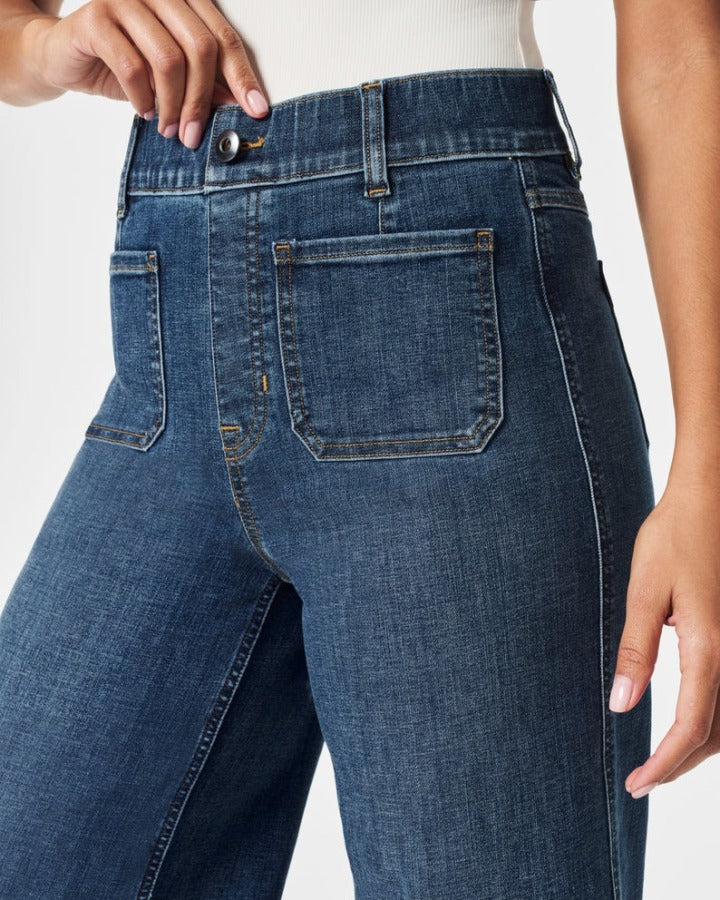 Jeans mit weitem Bein und Bauchfalten
