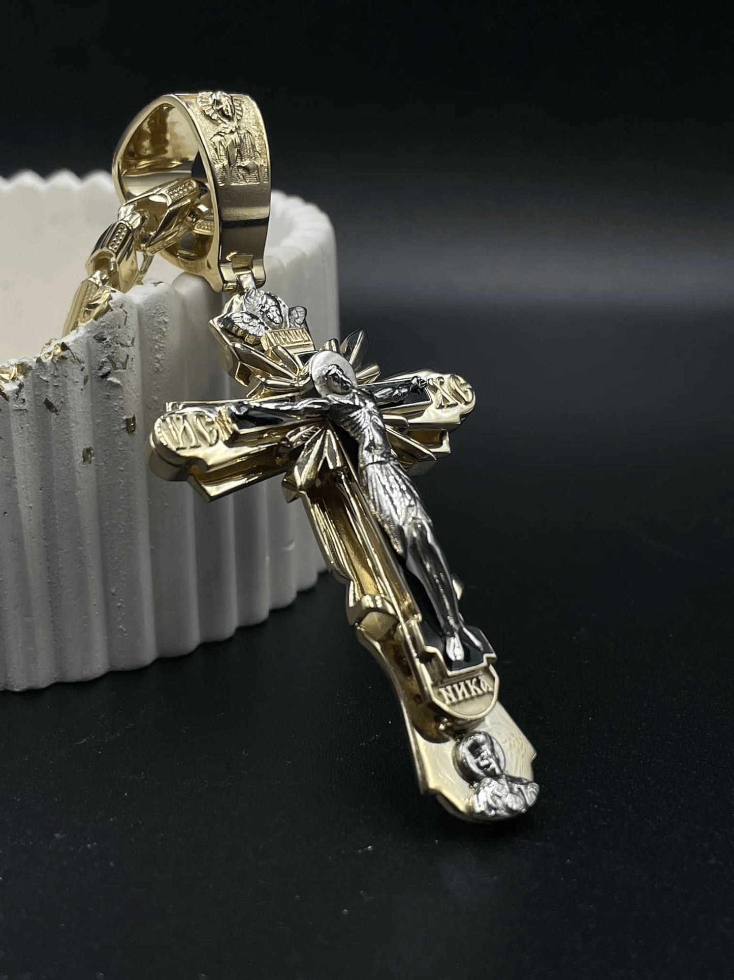 Halskette mit Jesus-Kreuz-Anhänger