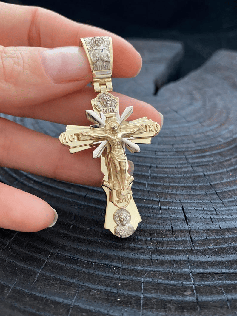 Halskette mit Jesus-Kreuz-Anhänger