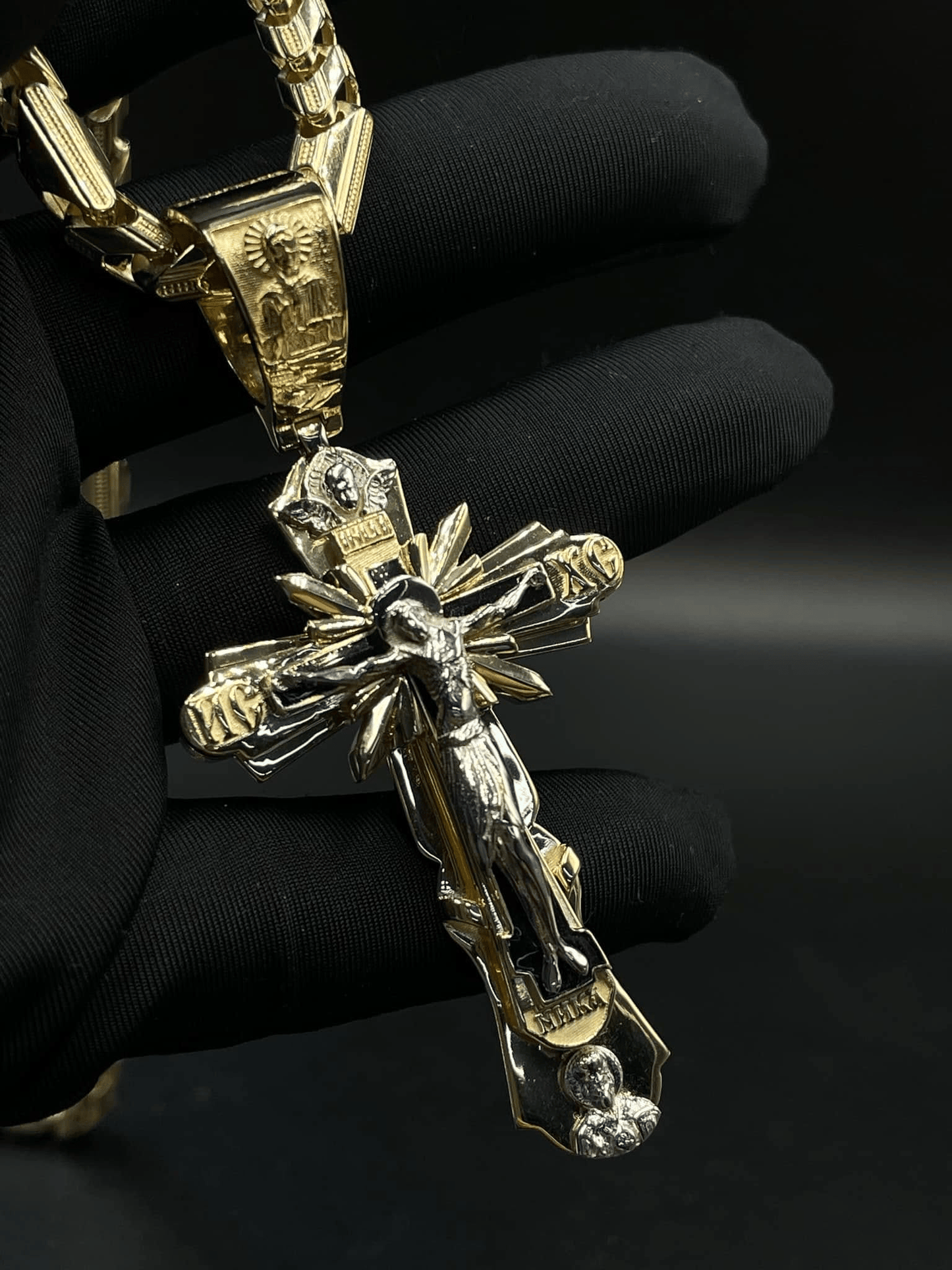 Halskette mit Jesus-Kreuz-Anhänger