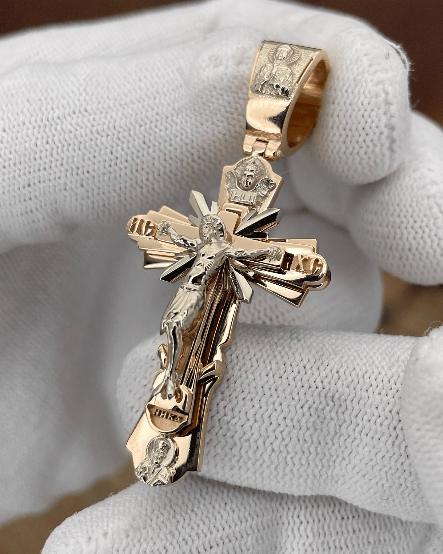 Halskette mit Jesus-Kreuz-Anhänger