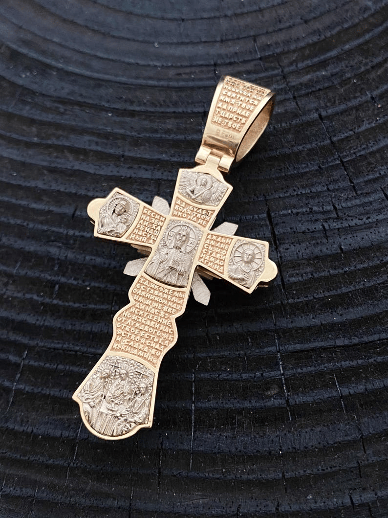 Halskette mit Jesus-Kreuz-Anhänger