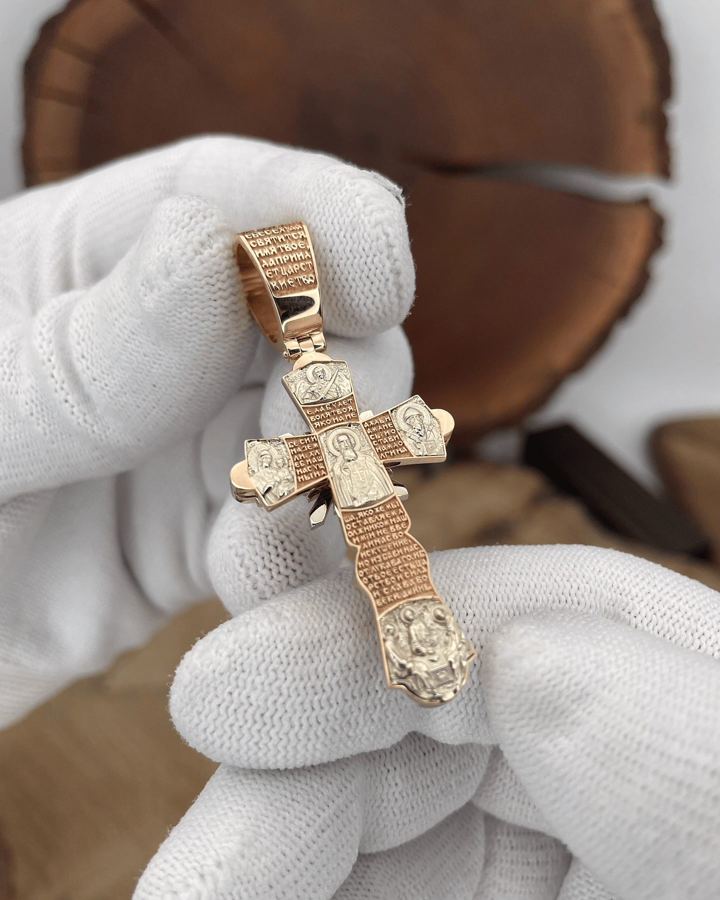 Halskette mit Jesus-Kreuz-Anhänger
