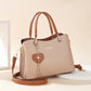 Elegante Damen-Tasche mit glänzendem Herzanhänger
