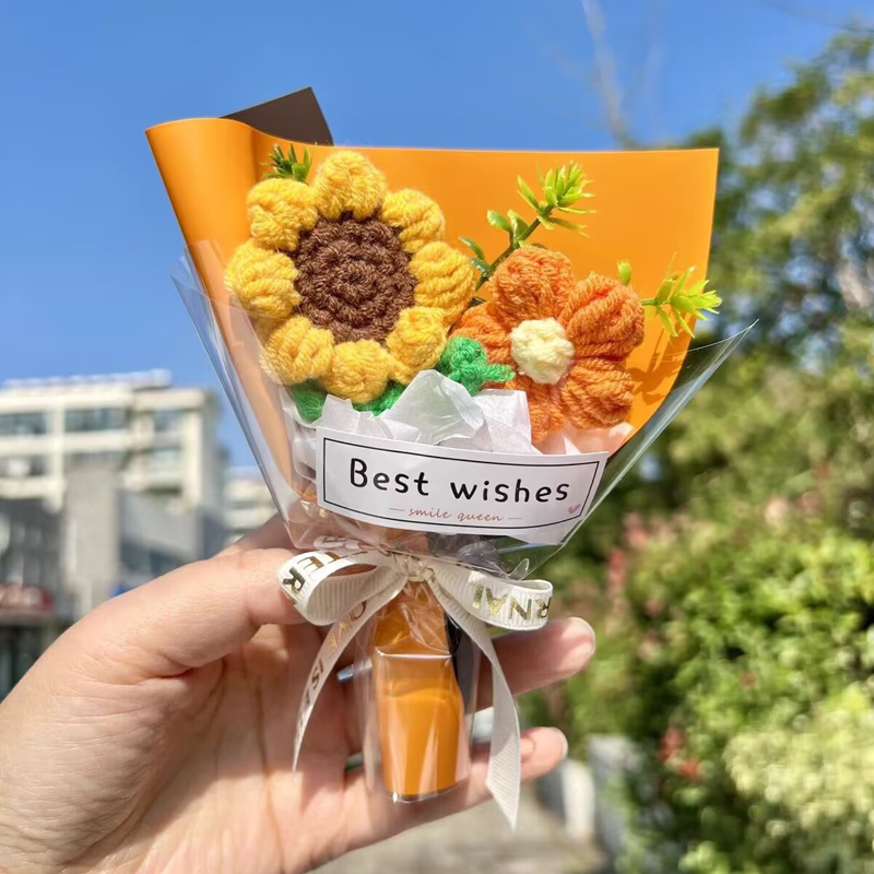 Bezaubernder handgestrickter Mini-Blumenstrauß