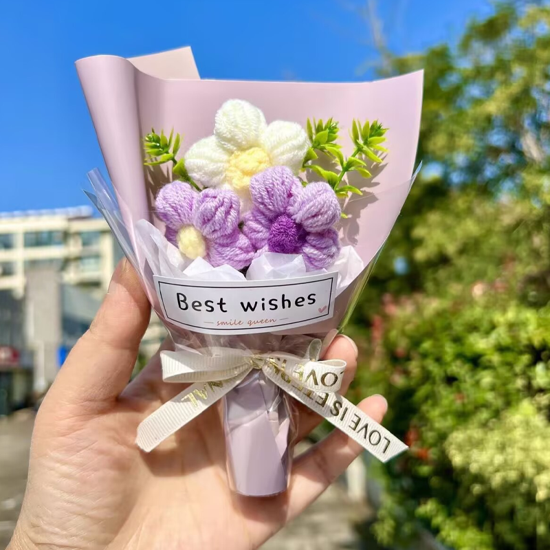 Bezaubernder handgestrickter Mini-Blumenstrauß