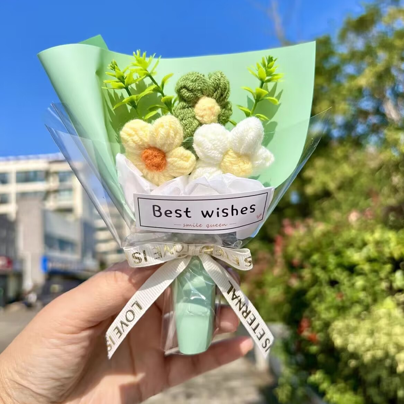 Bezaubernder handgestrickter Mini-Blumenstrauß