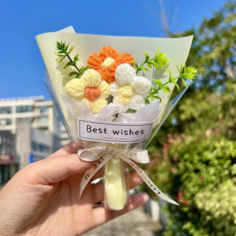 Bezaubernder handgestrickter Mini-Blumenstrauß