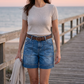 ✈️Kostenlose Lieferung📢 50 % RABATT FÜR BEGRENZTE ZEIT! ⏰ Damen mitteltaille Stretch Bermuda Jeansshorts – Praktische Taschen, stabiler Saum, luftig für Sommeralltag & Strand