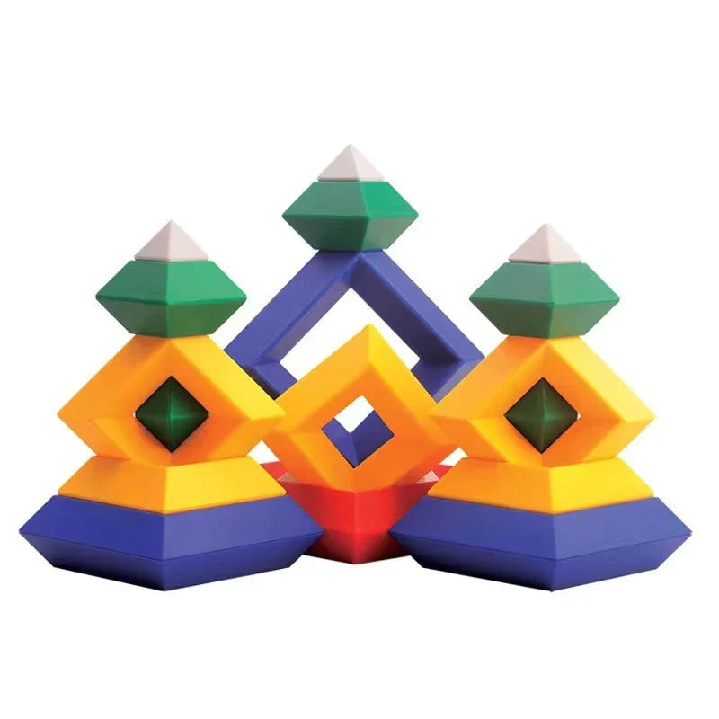 Kreative Pyramiden aus Bauklötzen