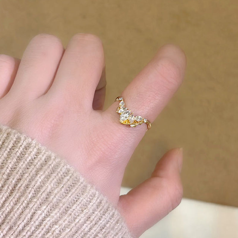 Minimalistischer Ring mit smaragdgeschliffenem Stein