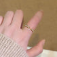 Minimalistischer Ring mit smaragdgeschliffenem Stein