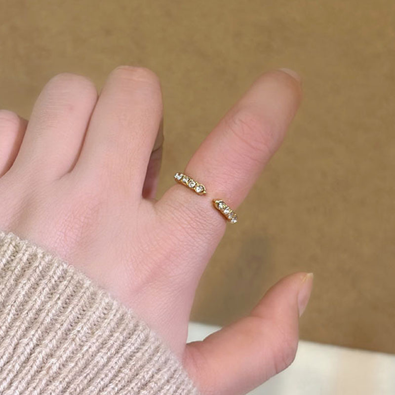 Minimalistischer Ring mit smaragdgeschliffenem Stein