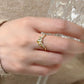 Minimalistischer Ring mit smaragdgeschliffenem Stein
