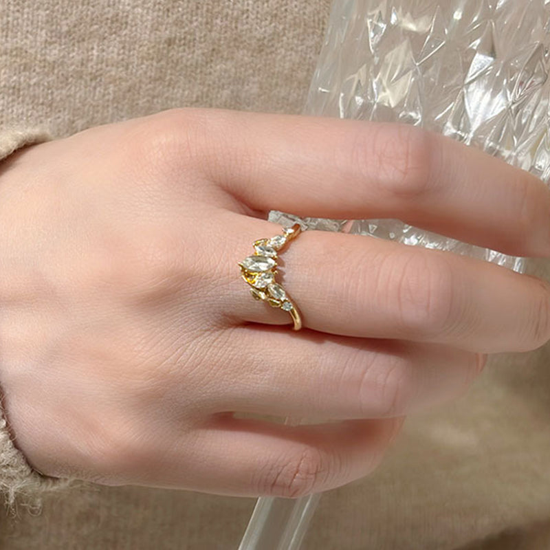 Minimalistischer Ring mit smaragdgeschliffenem Stein