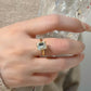 Minimalistischer Ring mit smaragdgeschliffenem Stein