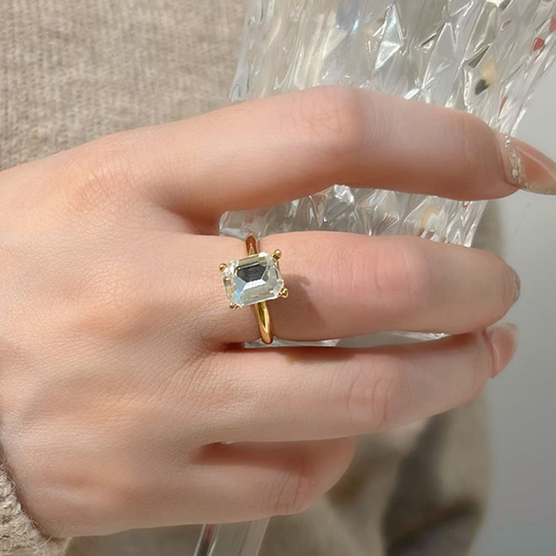 Minimalistischer Ring mit smaragdgeschliffenem Stein