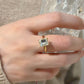 Minimalistischer Ring mit smaragdgeschliffenem Stein