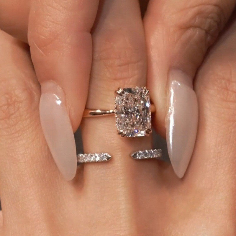 Minimalistischer Ring mit smaragdgeschliffenem Stein