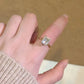 Minimalistischer Ring mit smaragdgeschliffenem Stein