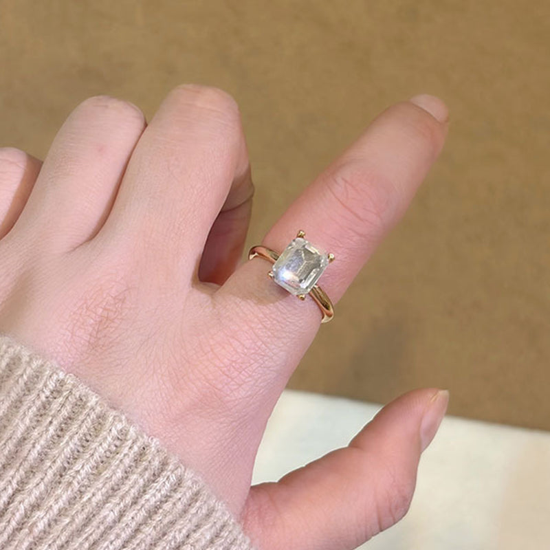 Minimalistischer Ring mit smaragdgeschliffenem Stein