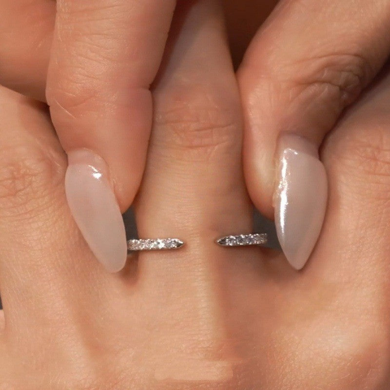 Minimalistischer Ring mit smaragdgeschliffenem Stein