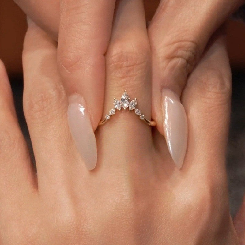 Minimalistischer Ring mit smaragdgeschliffenem Stein