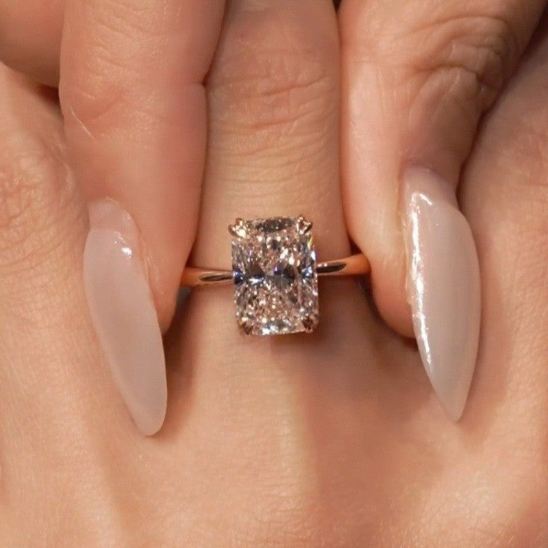 Minimalistischer Ring mit smaragdgeschliffenem Stein
